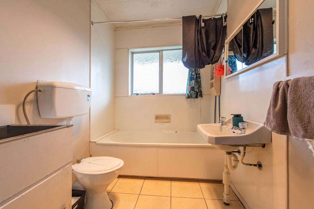 2/10 Petherick Crescent, Johnsonville, Wellington - Carousel 11