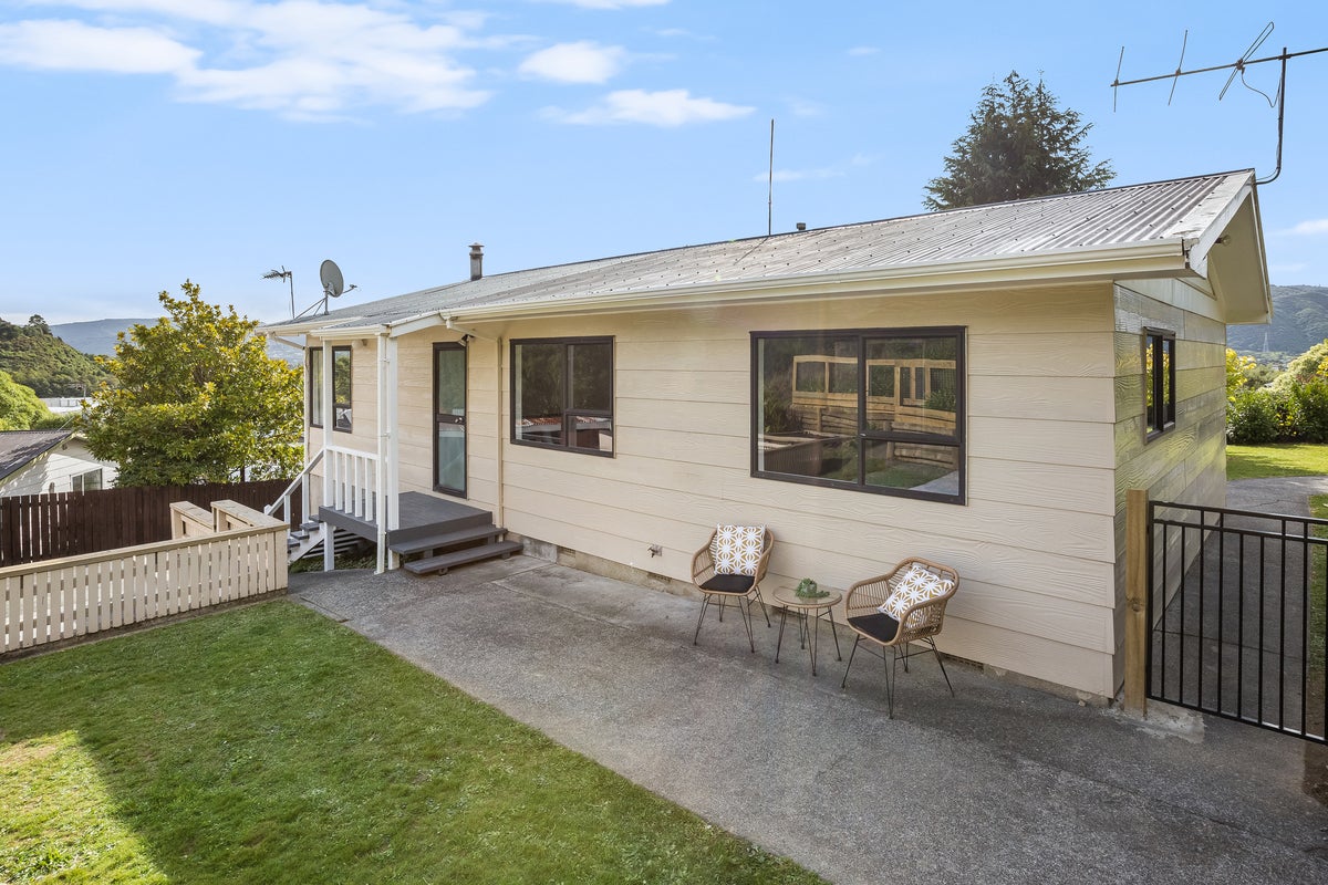 9 Oaklands Grove, Clouston Park, Upper Hutt - Carousel 2