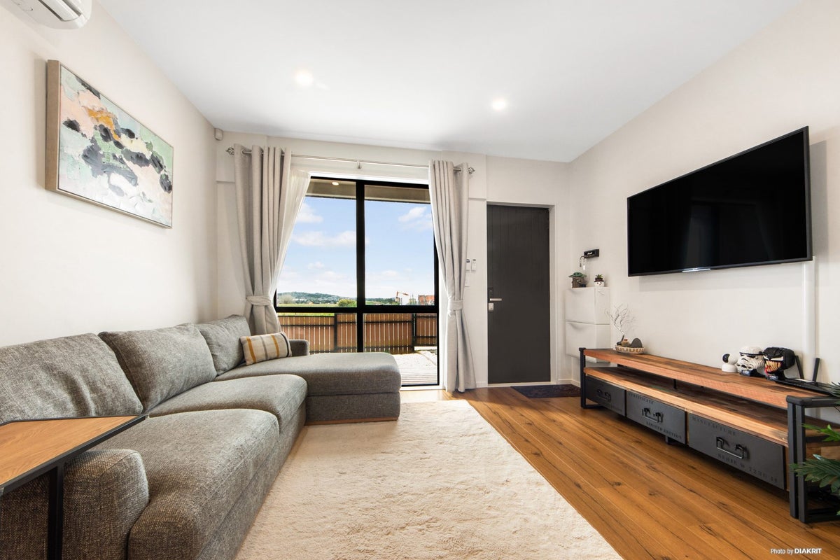 37B Murphys Park Drive, Flat Bush, Auckland - Carousel 2
