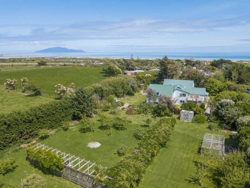 21 Atkinson Avenue, Otaki Beach, Otaki - Carousel 2