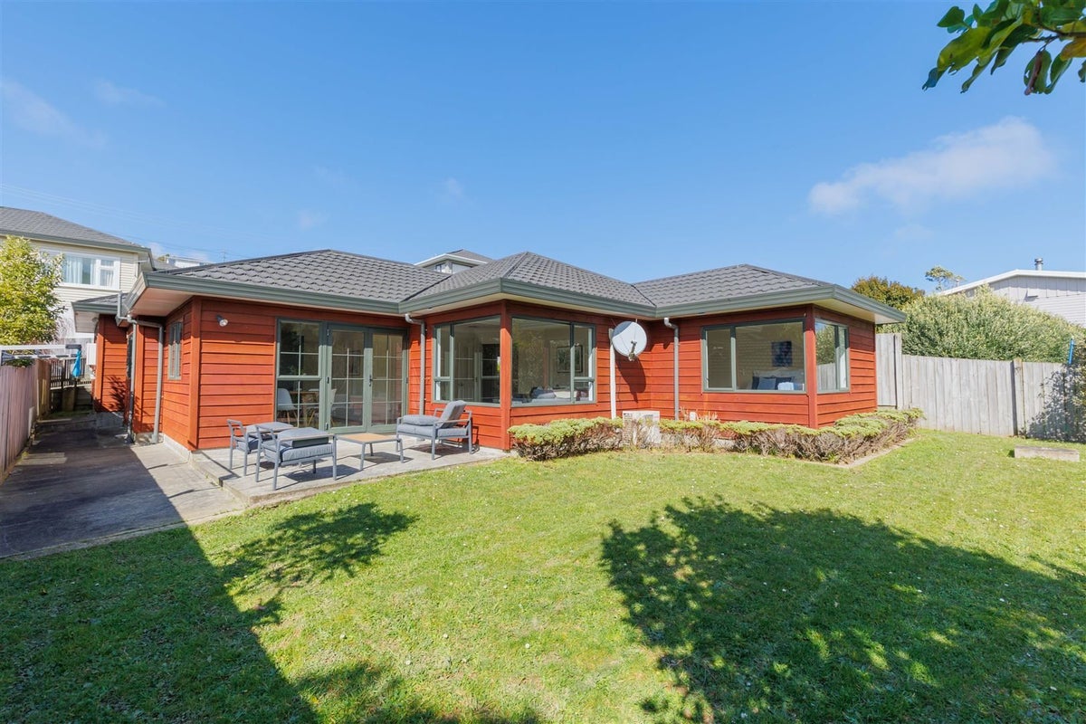 6/15 Glanmire Road, Newlands, Wellington - Carousel 1
