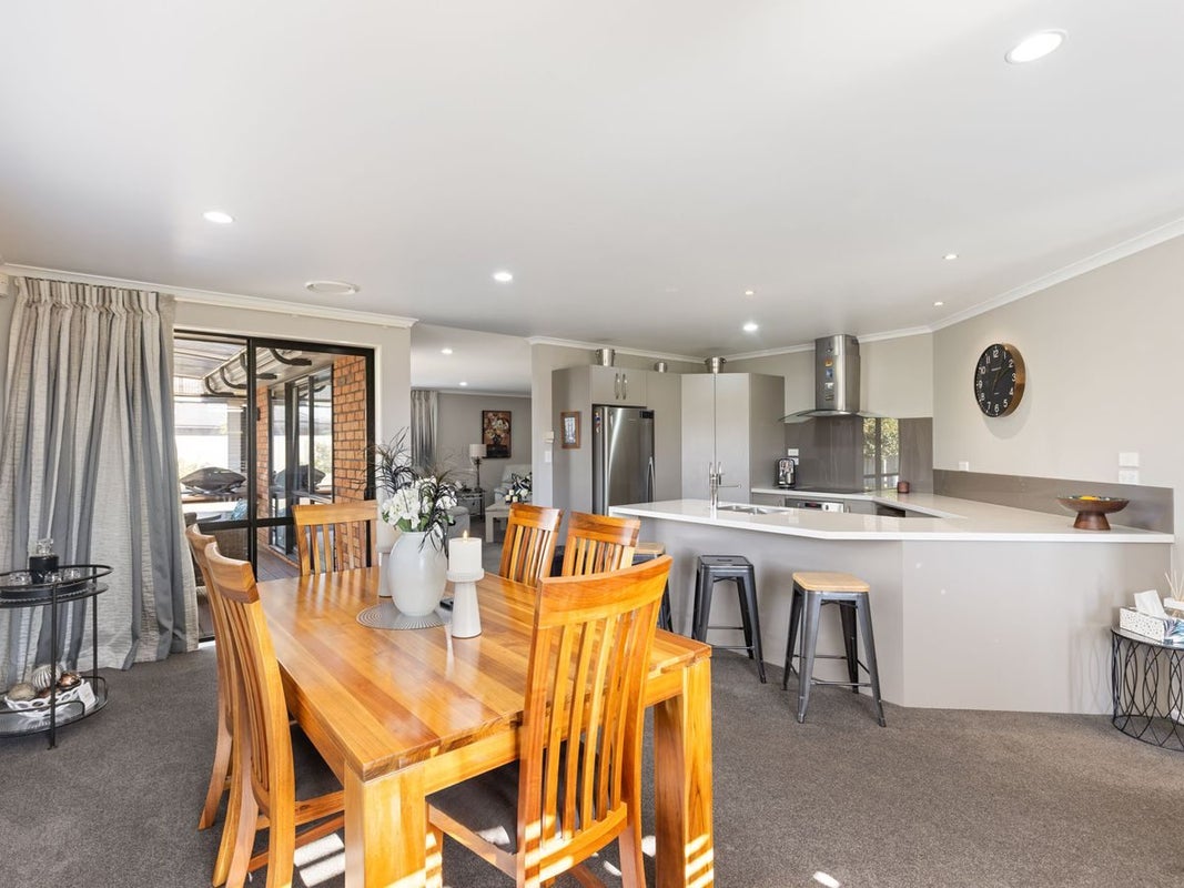 6 Liberty Grove, Kelvin Grove, Palmerston North - Carousel 2
