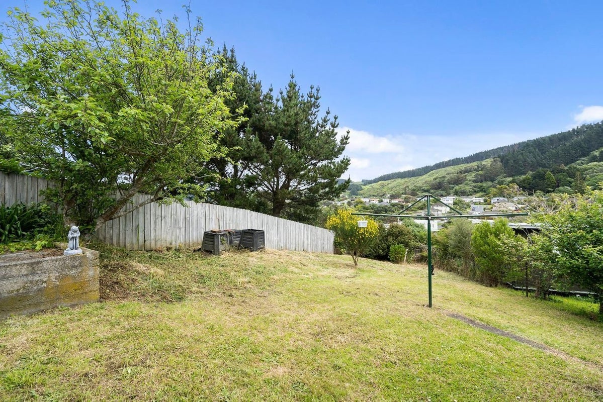 8 Turkington Street, Tawa, Wellington - Carousel 11