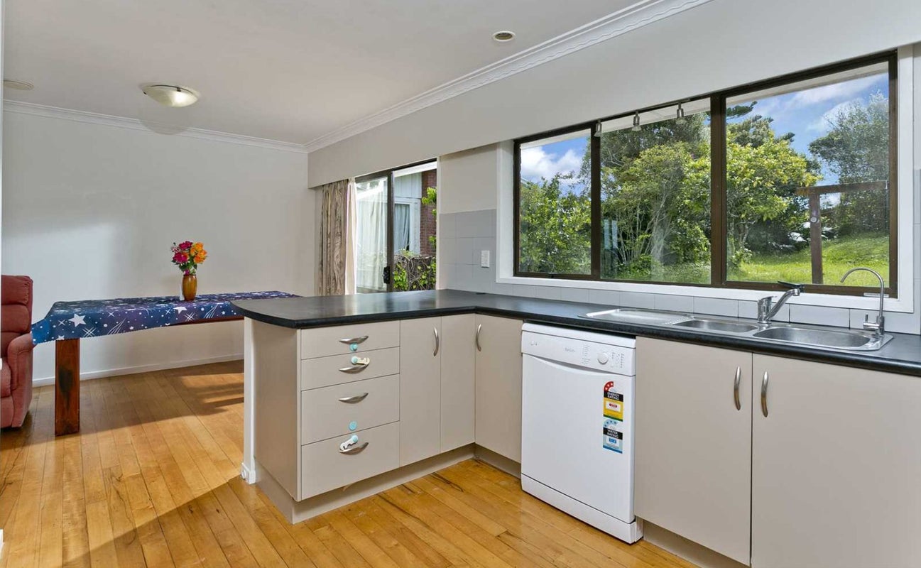 7 Heather Place, Sunnynook, Auckland - Carousel 2