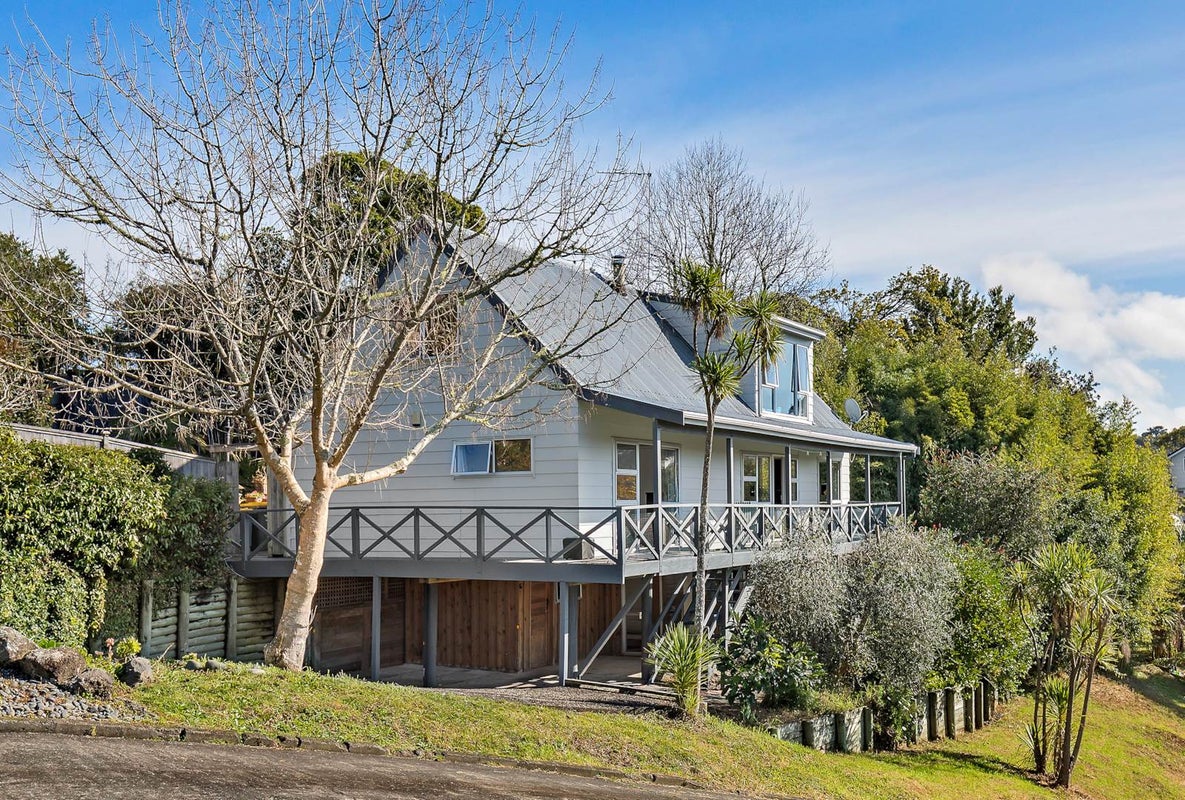 22 Oaktree Avenue, Browns Bay, Auckland - Carousel 1