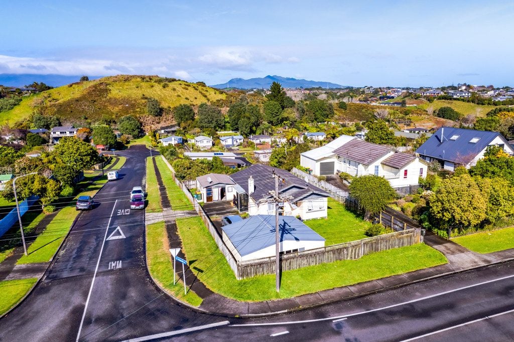 93 Omata Road, Marfell, New Plymouth - Carousel 1