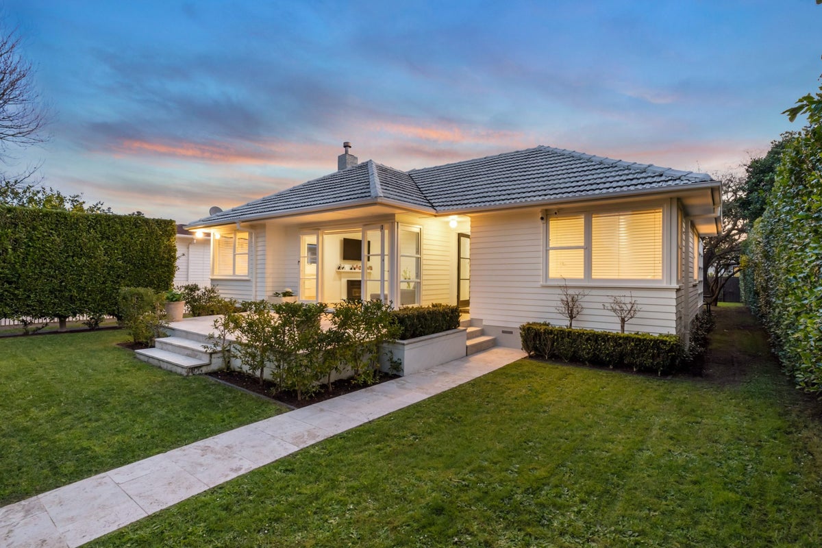 12 Crocombe Crescent, Beach Haven, Auckland - Carousel 1