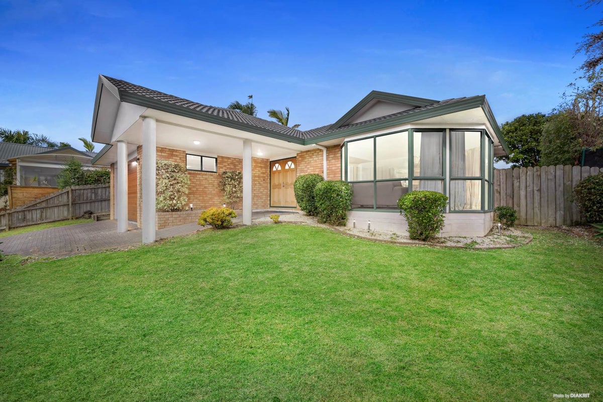 6 Hagen Close, Golflands, Auckland - Carousel 2