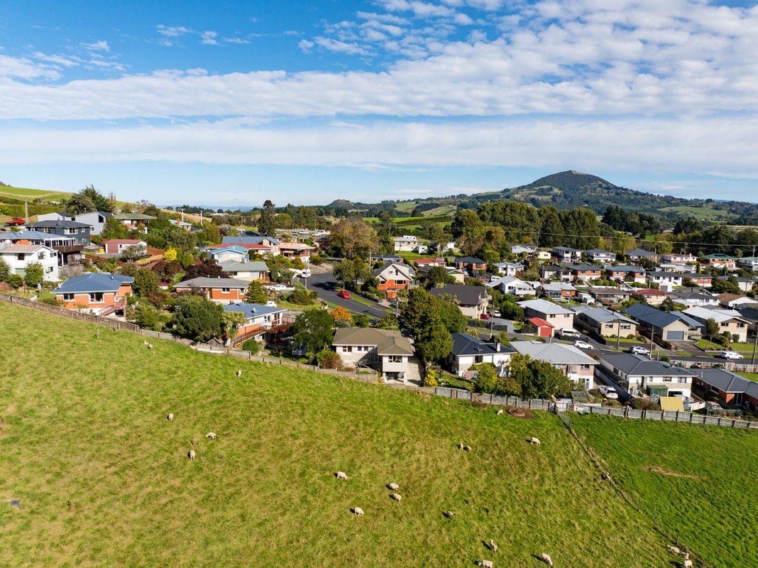 61 Elwyn Crescent, Green Island, Dunedin - Carousel 2