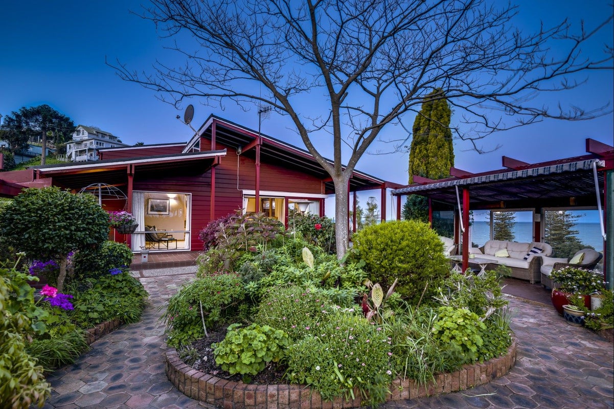 17 Brewster Street, Bluff Hill, Napier - Carousel 1