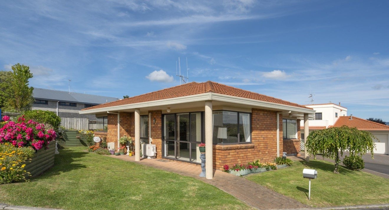 32 Racecourse Way, Gate Pa, Tauranga - Carousel 1