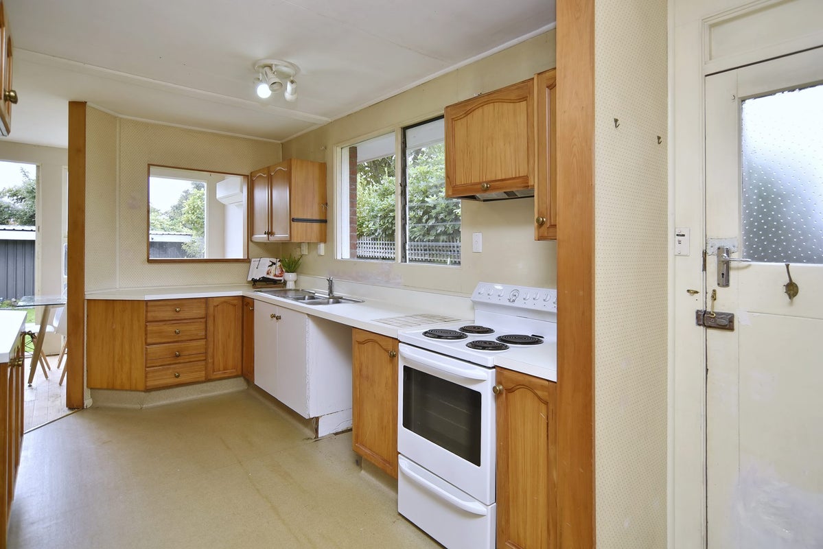 38 Flower Street, Bryndwr, Christchurch - Carousel 2