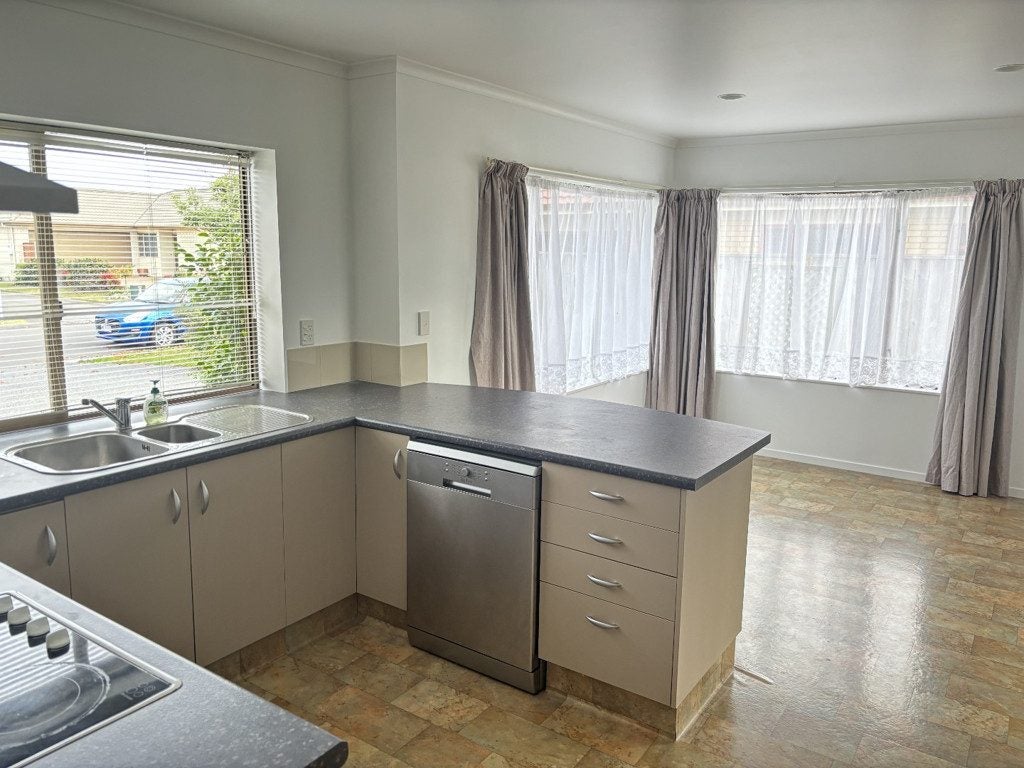 5 Blythfield Place, Taradale, Napier - Carousel 2