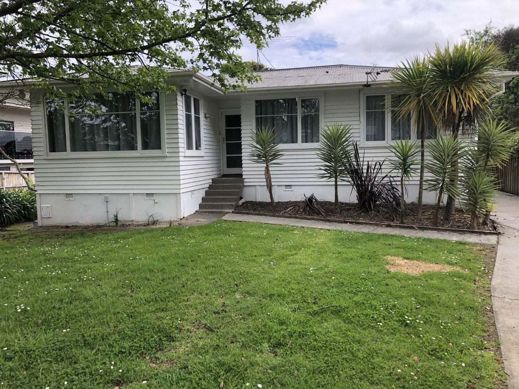 37 Canberra Avenue, Lynfield, Auckland - Carousel 1