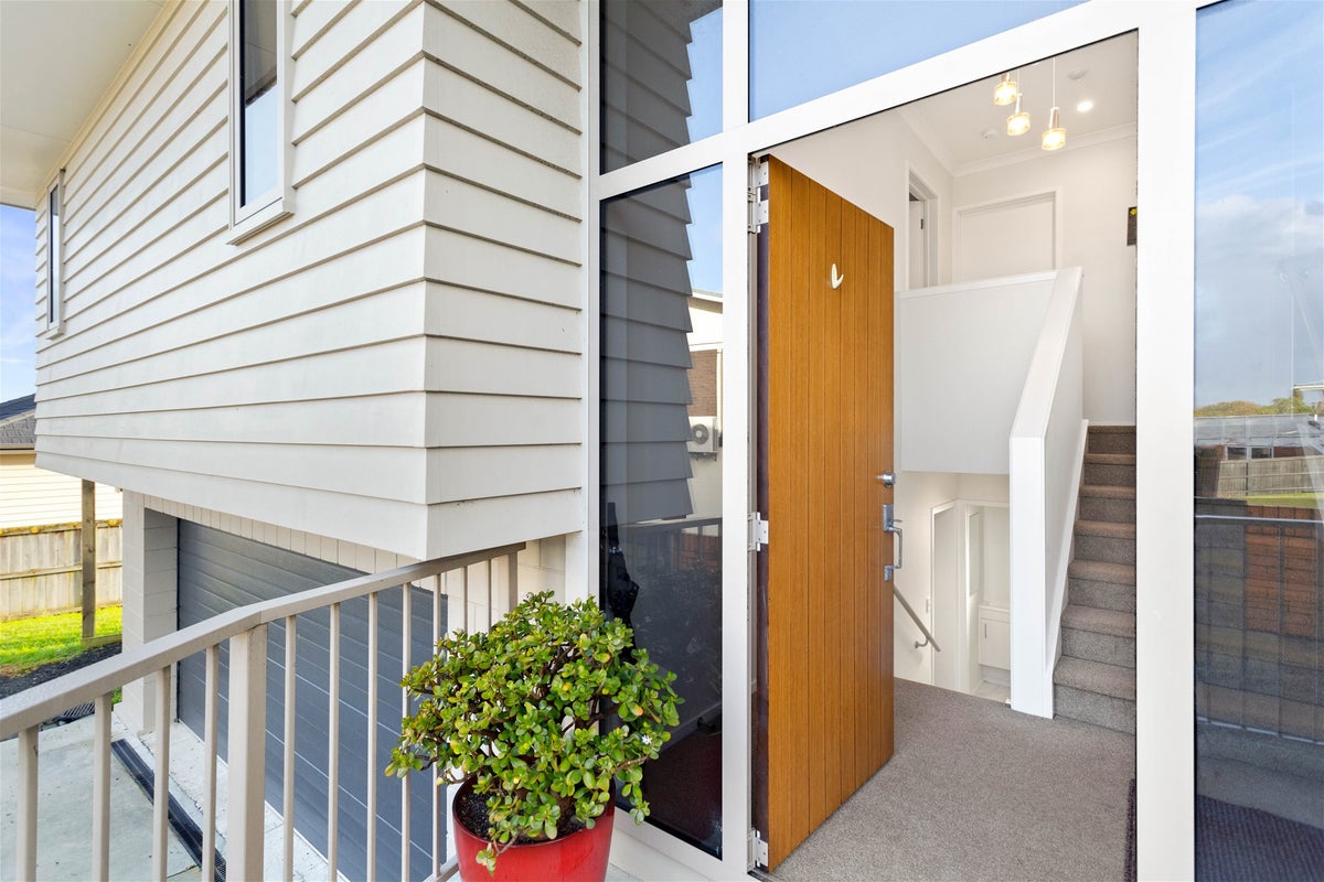 27A Kirrie Avenue, Te Atatu South, Auckland - Carousel 2