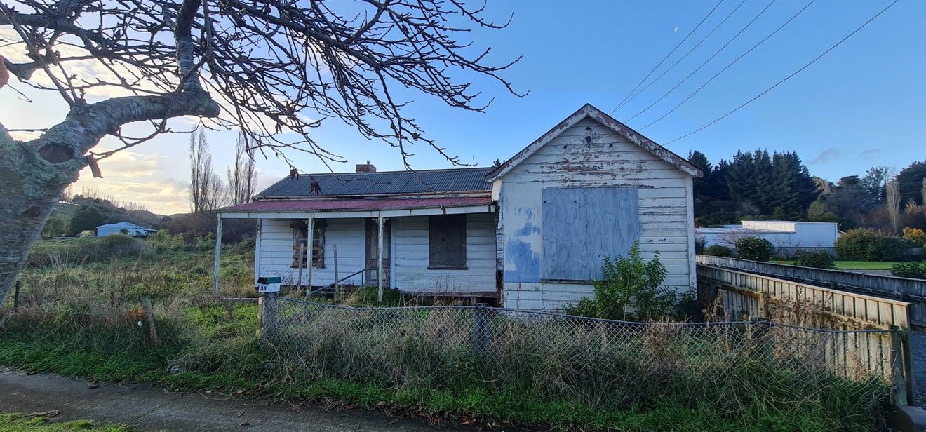 38 Bruce Street, Hunterville - Carousel 13
