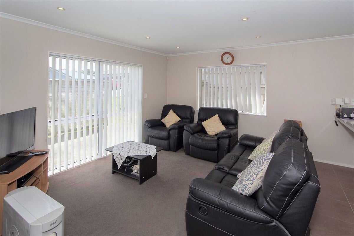 16 Nirmal Place, Sunnyvale, Auckland - Carousel 2