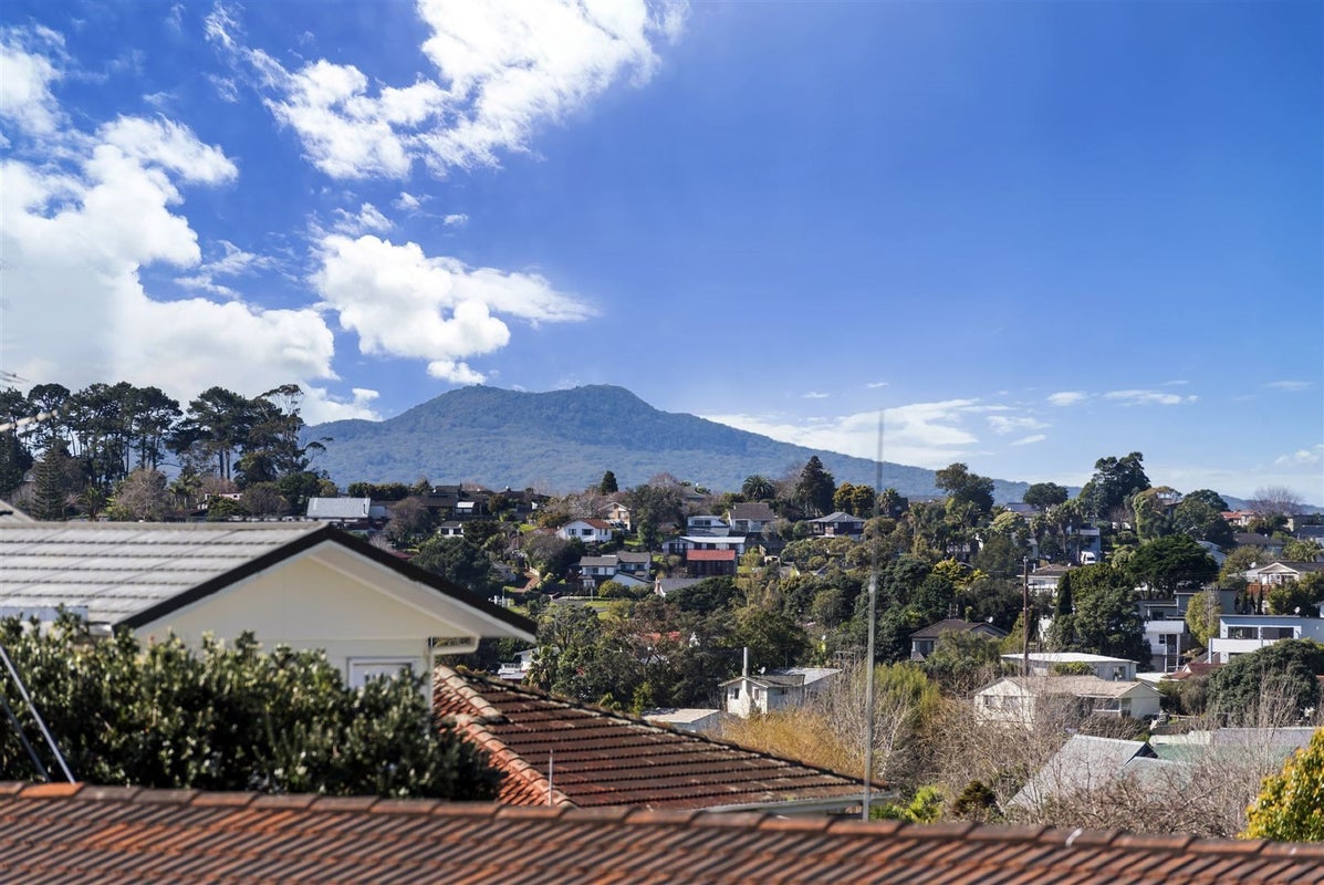 9 Athena Drive, Totara Vale, Auckland - Carousel 2