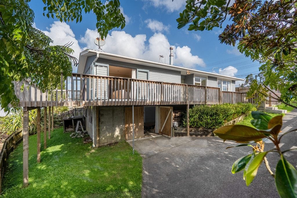 897 East Coast Road, Northcross, Auckland - Carousel 1