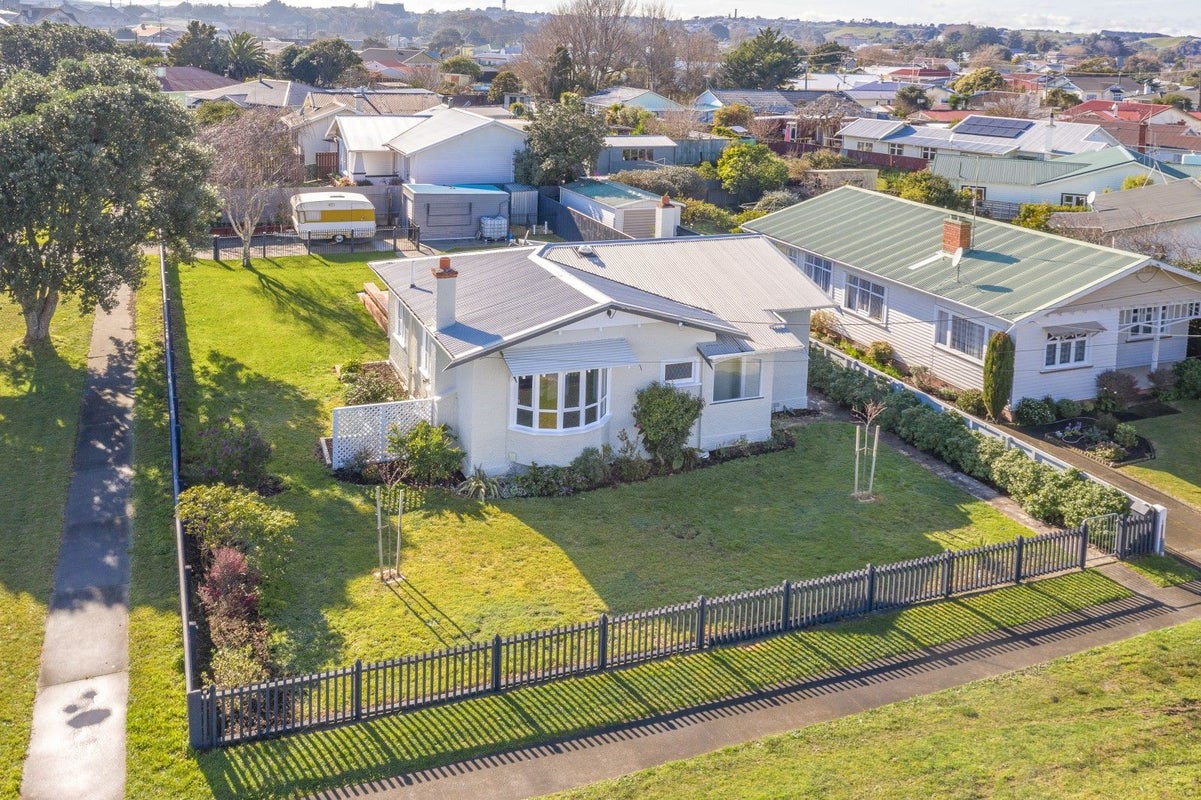 4 Muir Street, Gonville, Whanganui - Carousel 1