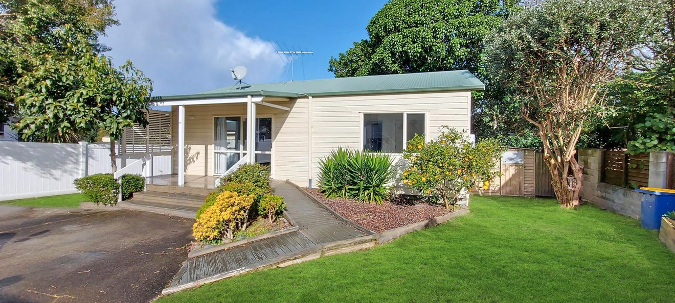 31 Covil Avenue, Te Atatu South, Auckland - Carousel 1