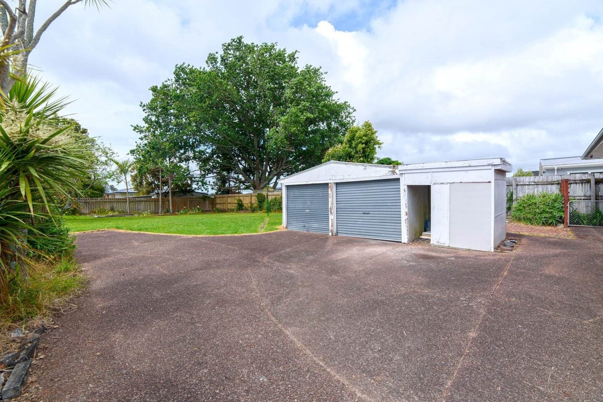 27 Tiroroa Avenue, Te Atatu South, Auckland - Carousel 2