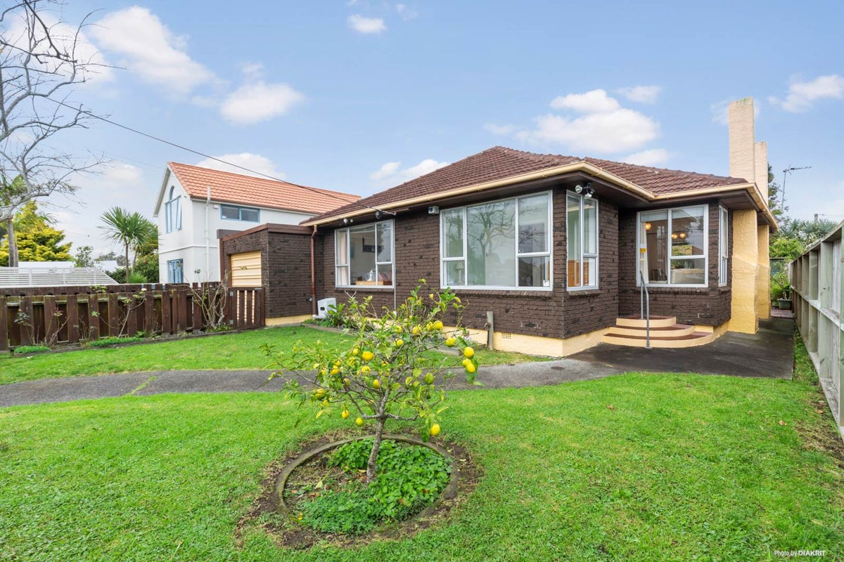 85 Old Lake Road, Narrow Neck, Auckland - Carousel 1