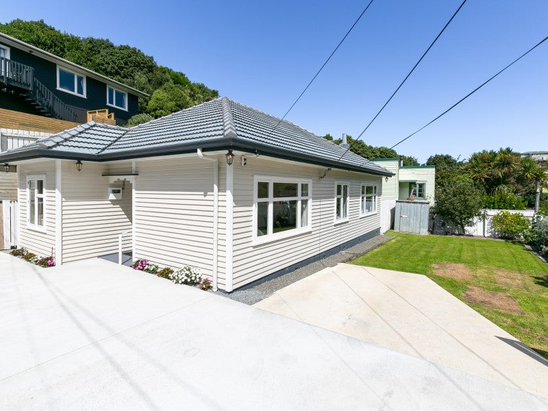 121 Severn Street, Island Bay, Wellington - Carousel 1