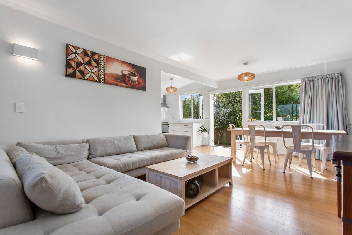 1/98 Archibald Road, Kelston, Auckland - Carousel 2