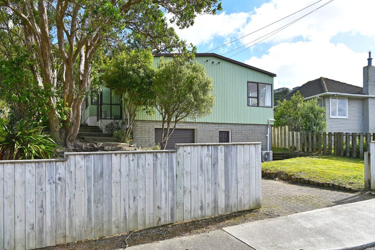 43 Franklyn Road, Tawa, Wellington - Carousel 2