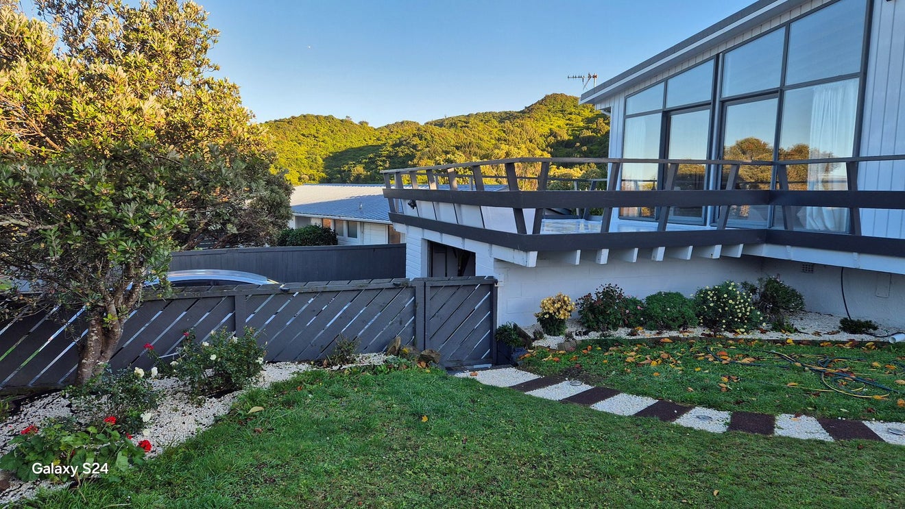17 Maple Grove, Maungaraki, Lower Hutt - Carousel 1