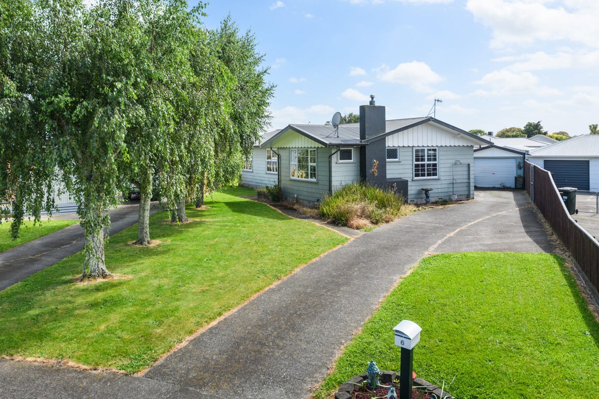 6 Oban Place, Awapuni, Palmerston North - Carousel 1