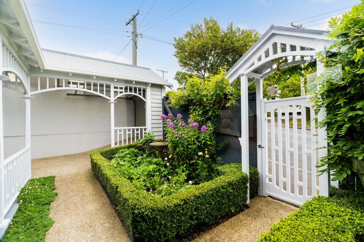 61 Cannington Road, Maori Hill, Dunedin - Carousel 50