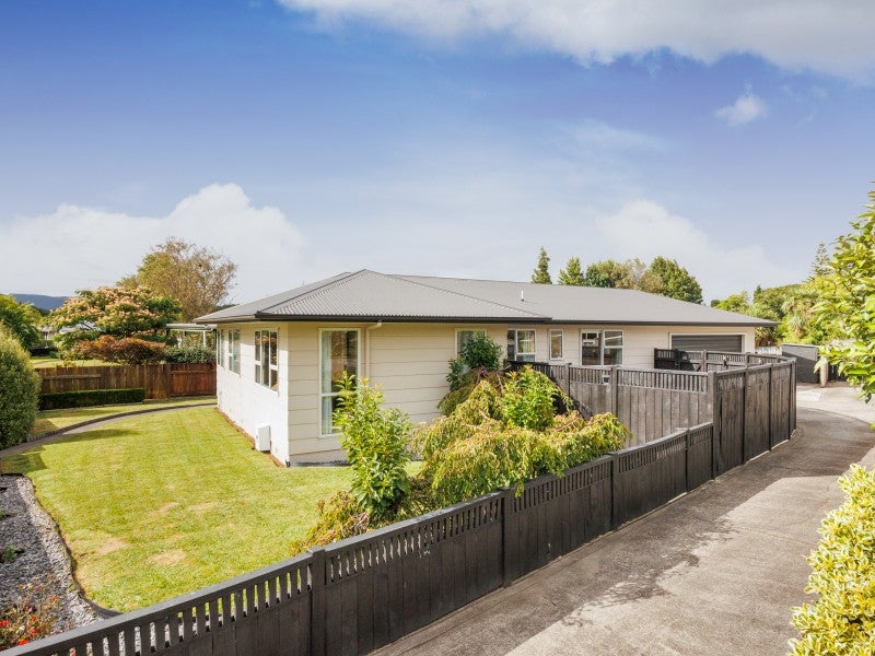 4 Ruamahanga Crescent, Terrace End, Palmerston North - Carousel 1