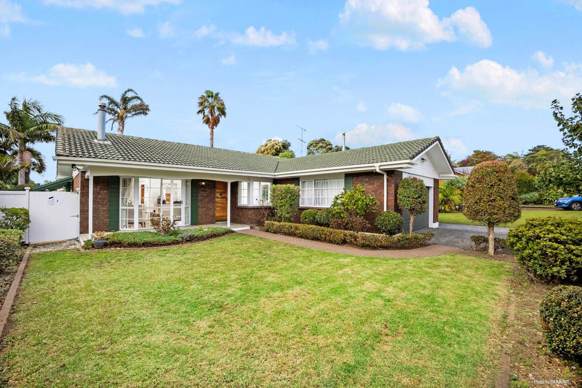 17 Loloma Drive, Half Moon Bay, Auckland - Carousel 1