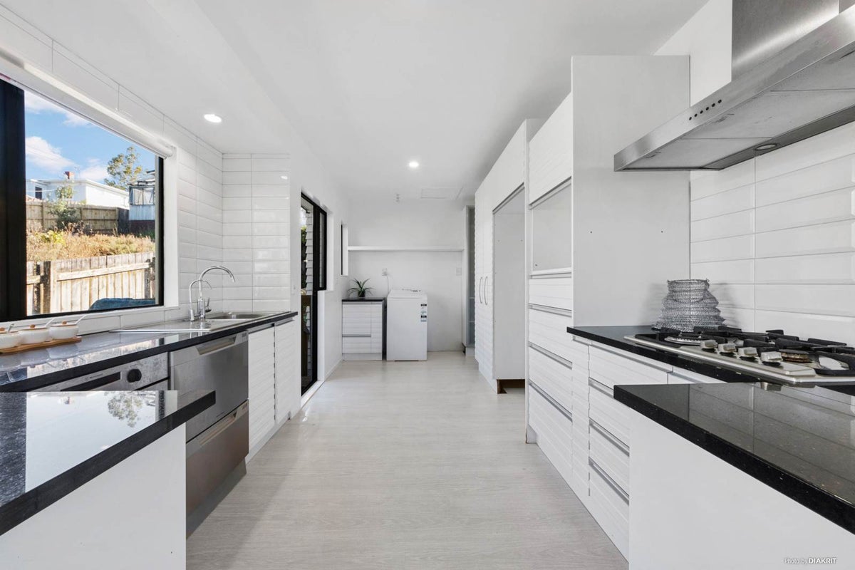 1/58 Awaroa Road, Sunnyvale, Auckland - Carousel 2