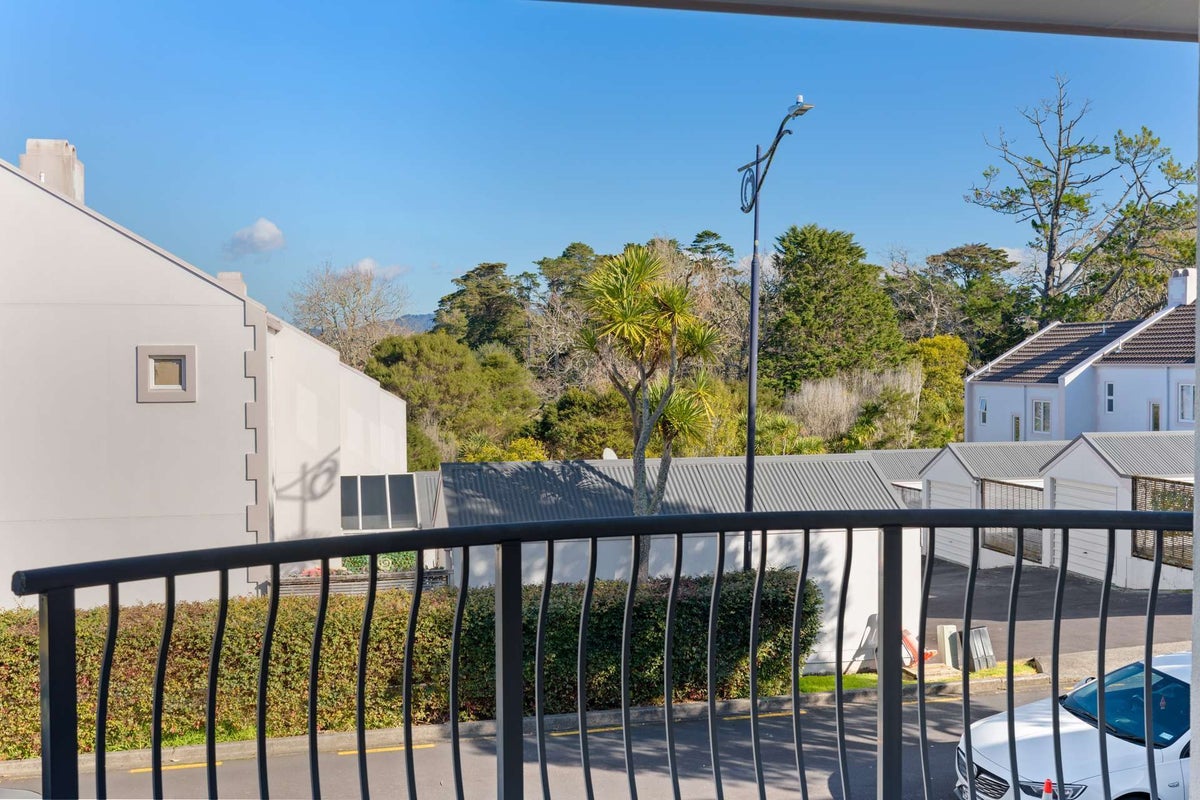 32 Winery Way, Henderson, Auckland - Carousel 1