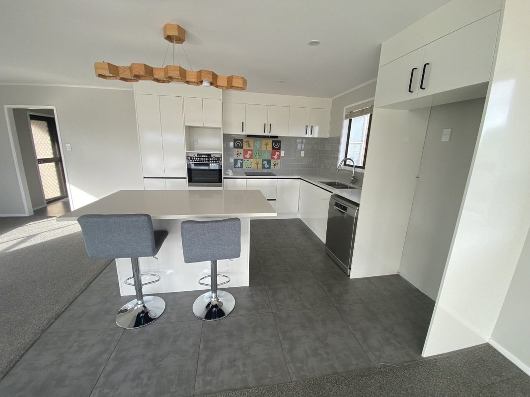 30 Lewisham Street, Highland Park, Auckland - Carousel 2