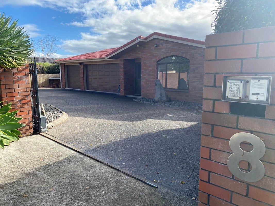 8 Riksha Place, Conifer Grove, Takanini - Carousel 1