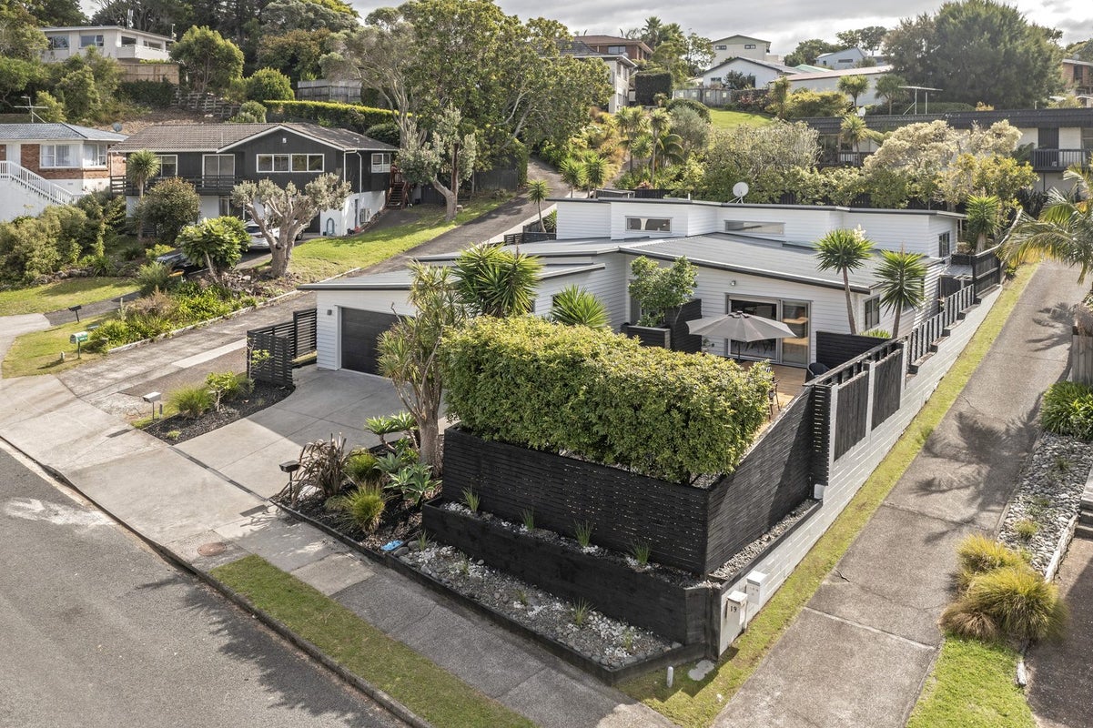 21 King Richard Place, Browns Bay, Auckland - Carousel 1