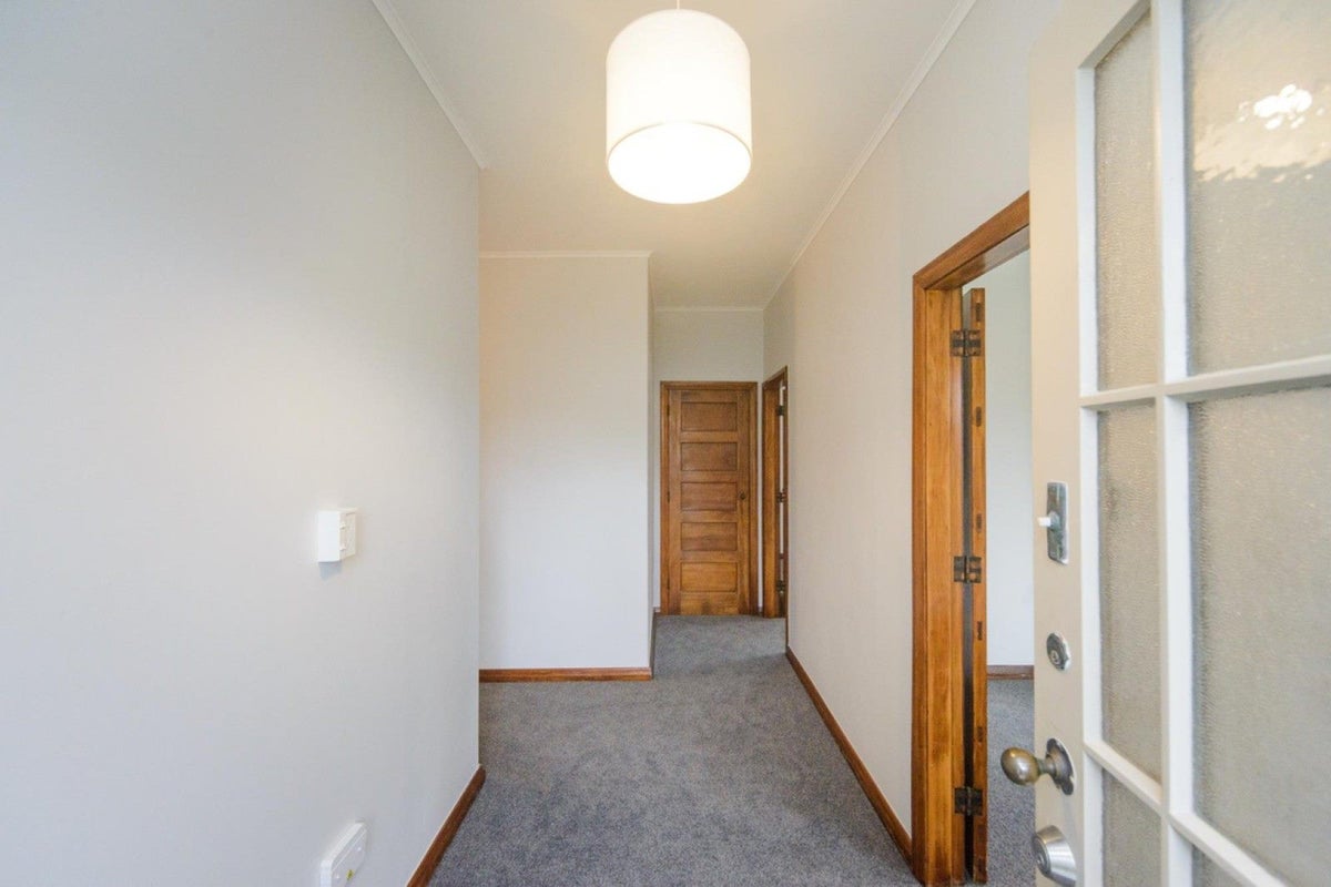 4 Savage Crescent, West End, Palmerston North - Carousel 2