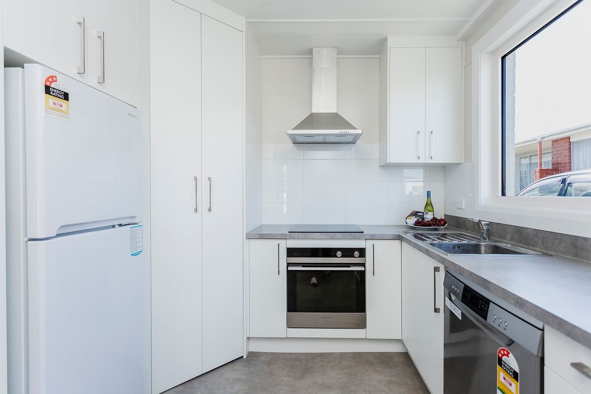 1/13 Prince Albert Road, Saint Kilda, Dunedin - Carousel 2