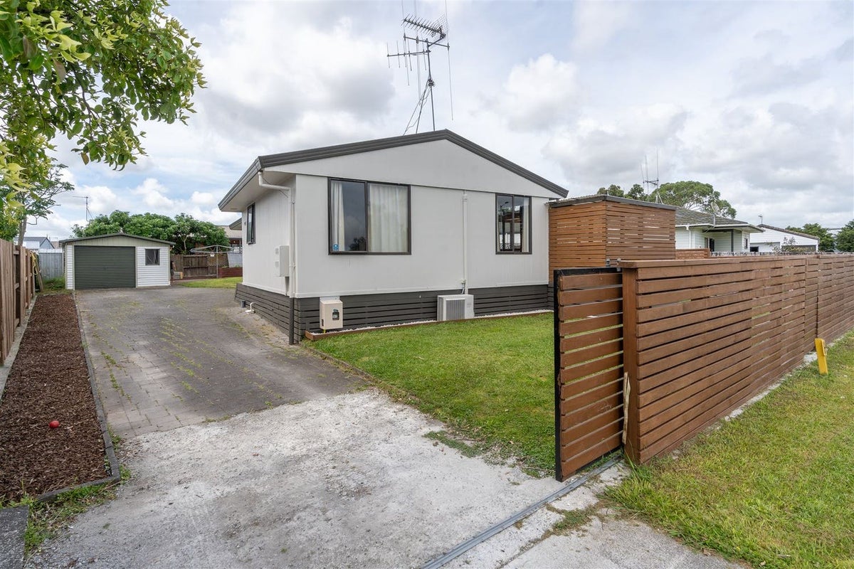 31 Garland Drive, St Andrews, Hamilton - Carousel 1