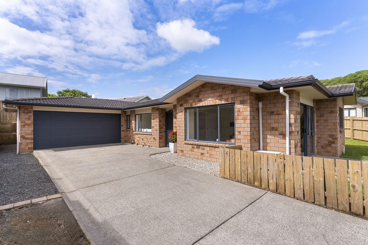 10 Mediterranean Way, Goodwood Heights, Auckland - Carousel 1