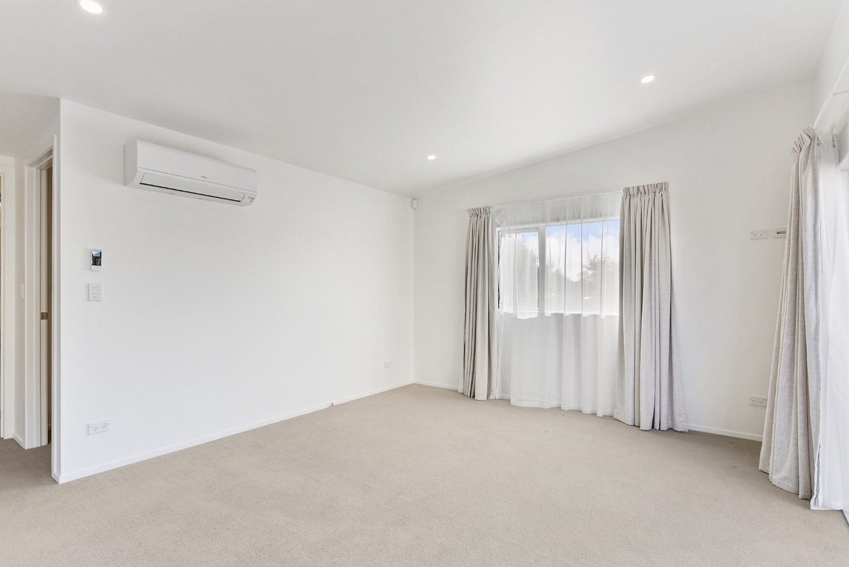 15 Peridot Place, Conifer Grove, Takanini - Carousel 2