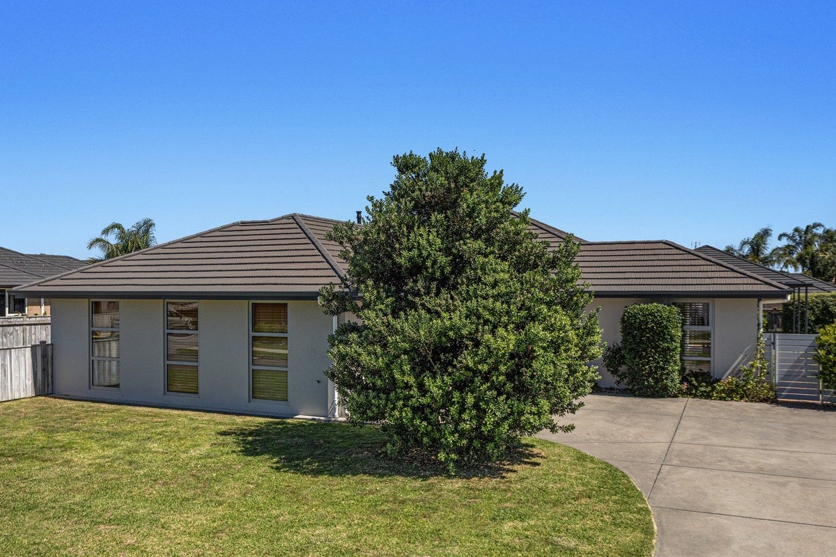15 Dawn Parade, Coastlands, Whakatane - Carousel 1