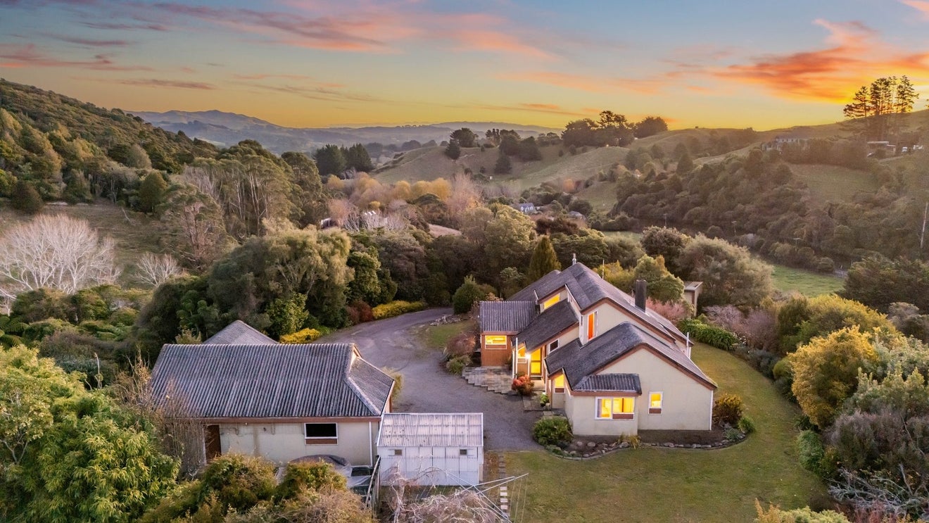 8 Ahoroa Road, Judgeford, Porirua - Carousel 1