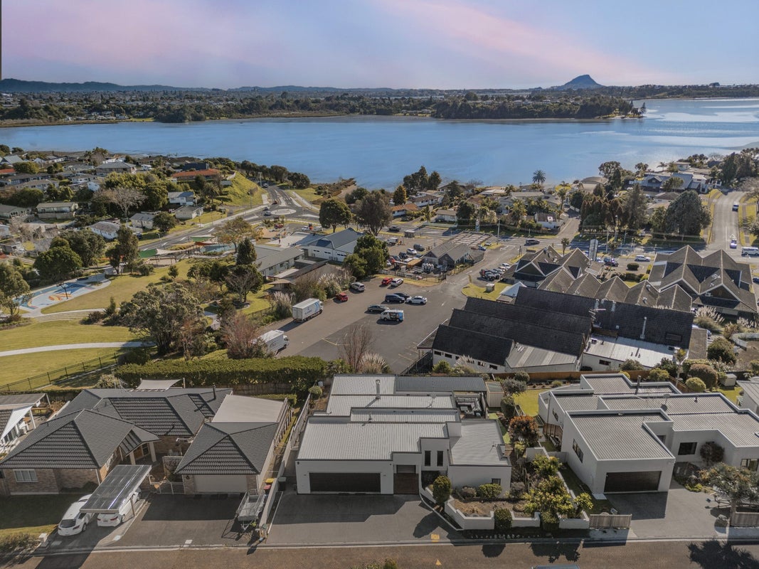 8 Lorrigan Way, Welcome Bay, Tauranga - Carousel 1