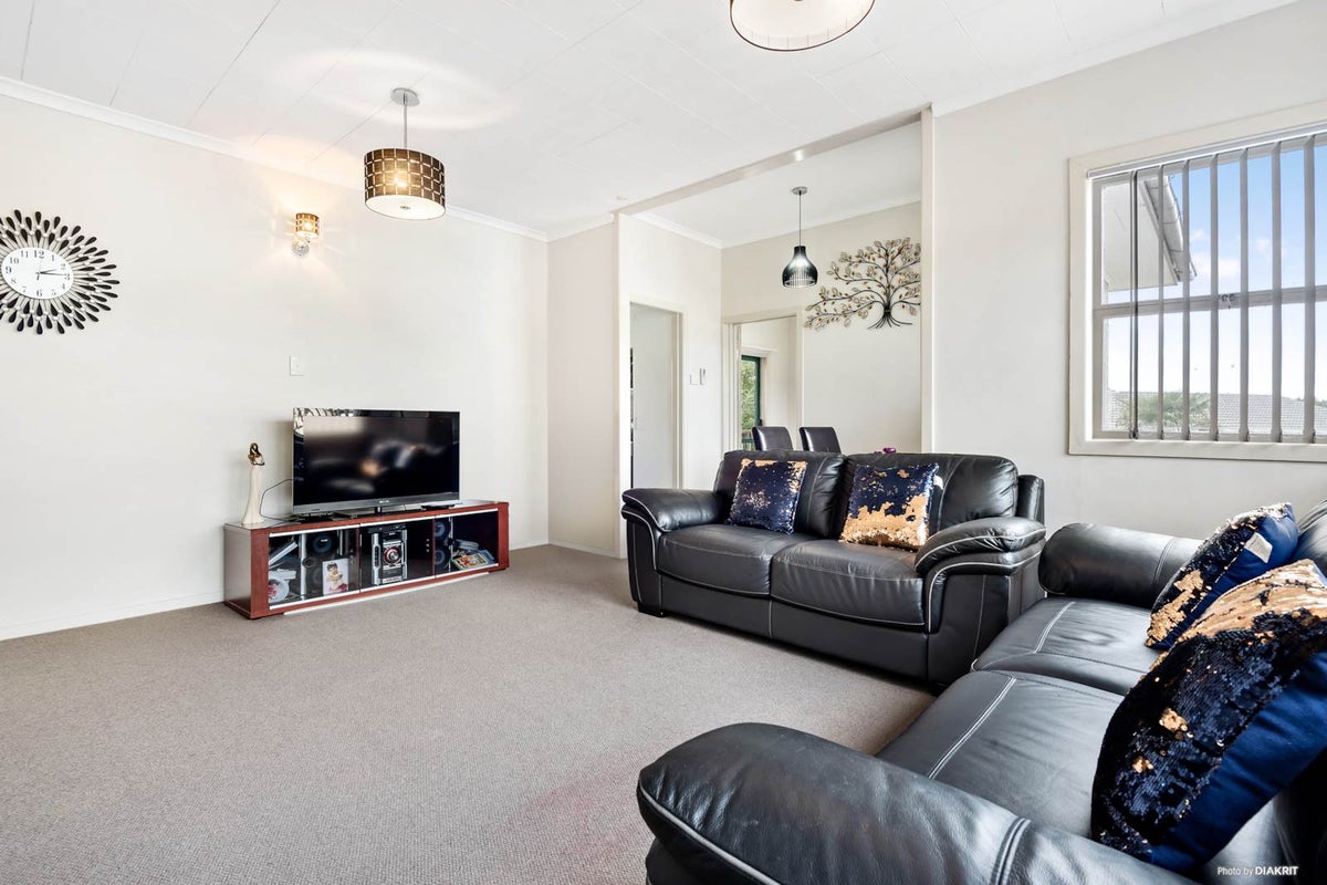 39A Lincoln Park Avenue, Massey, Auckland - Carousel 2