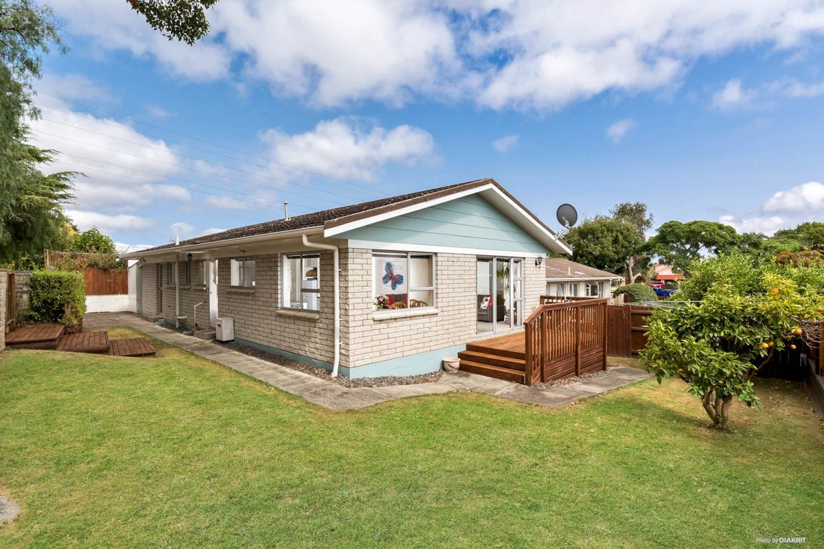 1/12 Corolu Place, Conifer Grove, Takanini - Carousel 1